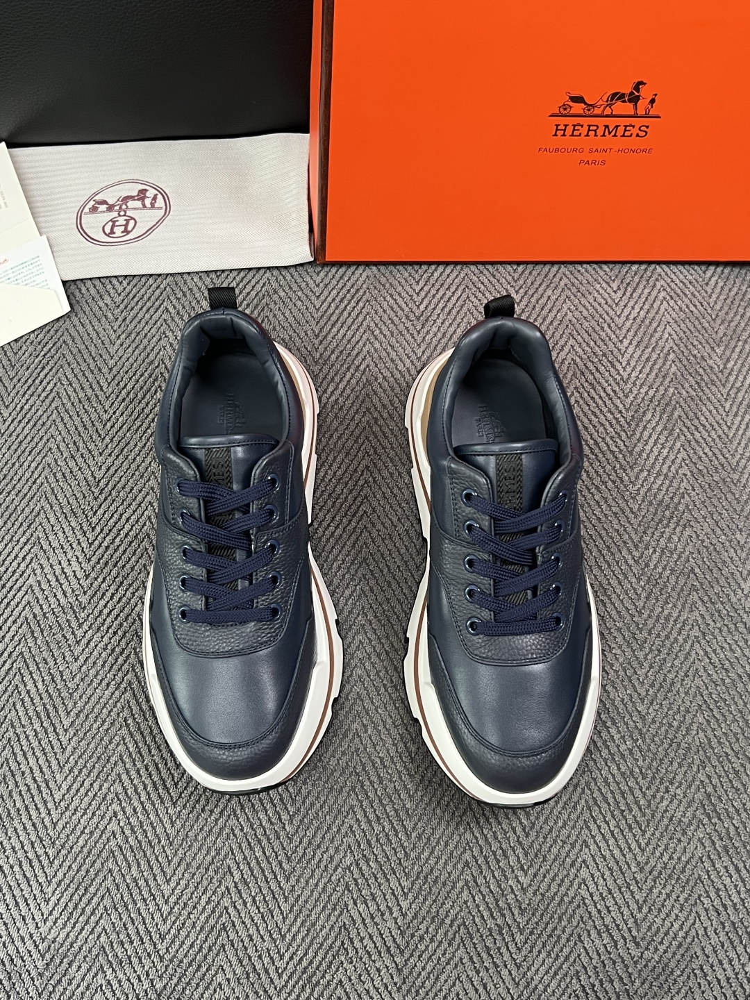 Hermes  高品质  顶级工艺品  爱马仕 专柜同步发售原厂配置，意大利进口原版牛皮面料，高品质拼接工艺，全进口水染