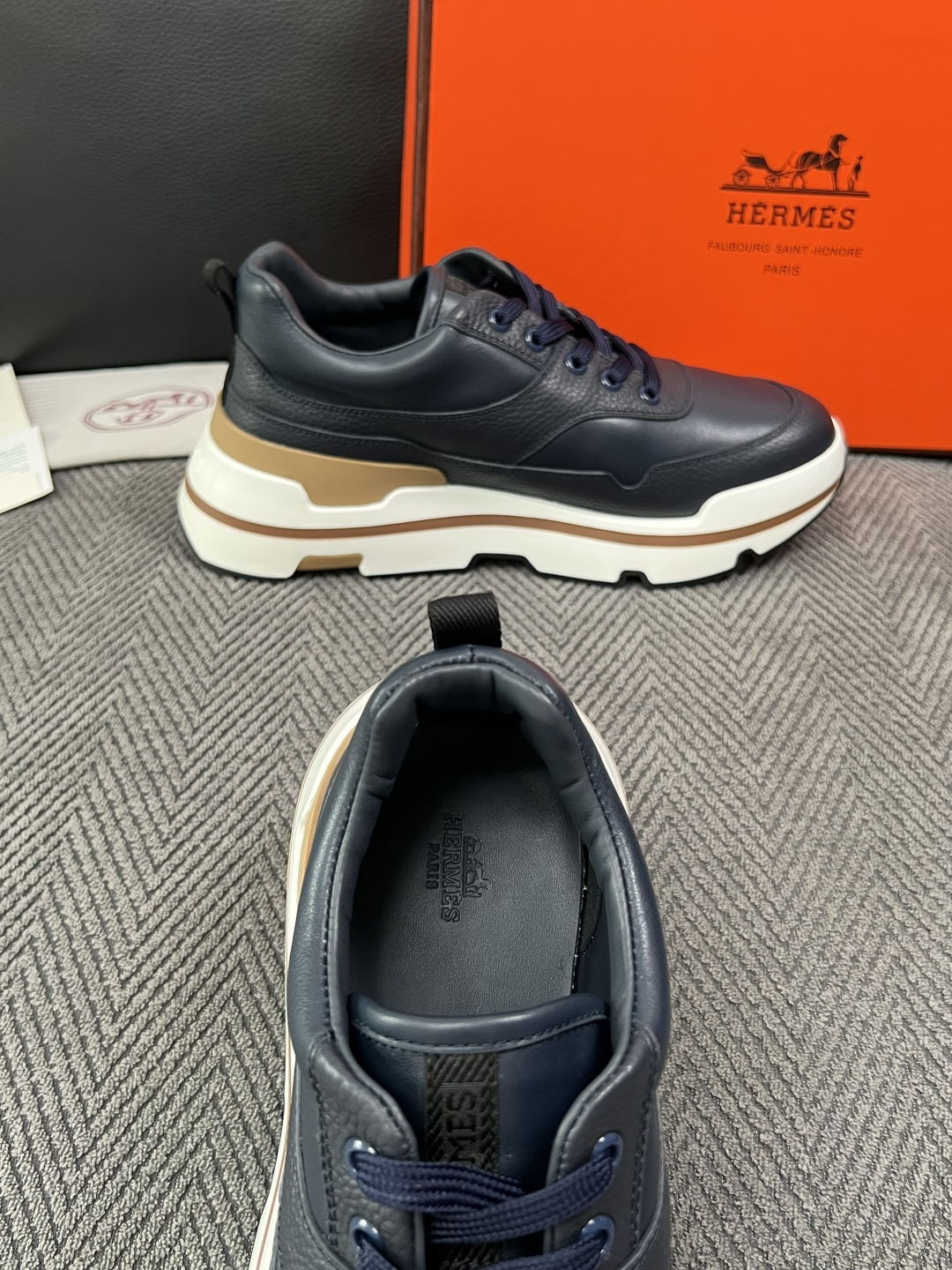 Hermes  高品质  顶级工艺品  爱马仕 专柜同步发售原厂配置，意大利进口原版牛皮面料，高品质拼接工艺，全进口水染
