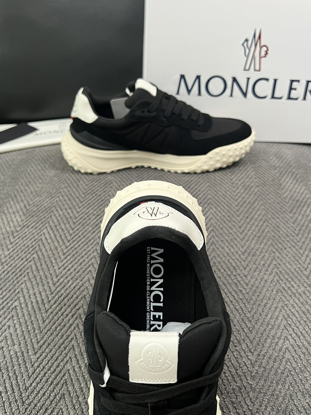 MONCLER  高品质  顶级工艺品   蒙口 新品专柜新款，原厂配置意大利进口牛皮搭配面料，高品质复杂拼接工艺，进口
