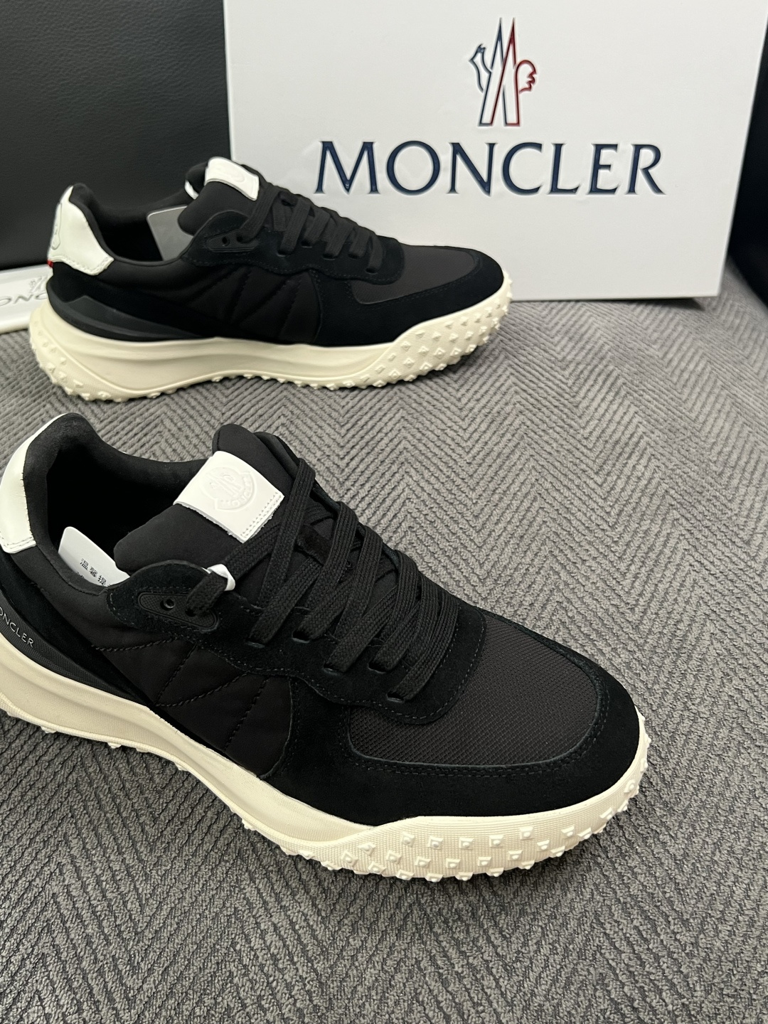 MONCLER  高品质  顶级工艺品   蒙口 新品专柜新款，原厂配置意大利进口牛皮搭配面料，高品质复杂拼接工艺，进口