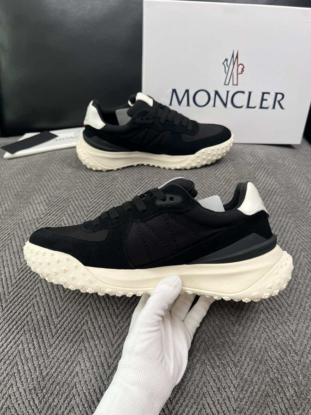 MONCLER  高品质  顶级工艺品   蒙口 新品专柜新款，原厂配置意大利进口牛皮搭配面料，高品质复杂拼接工艺，进口