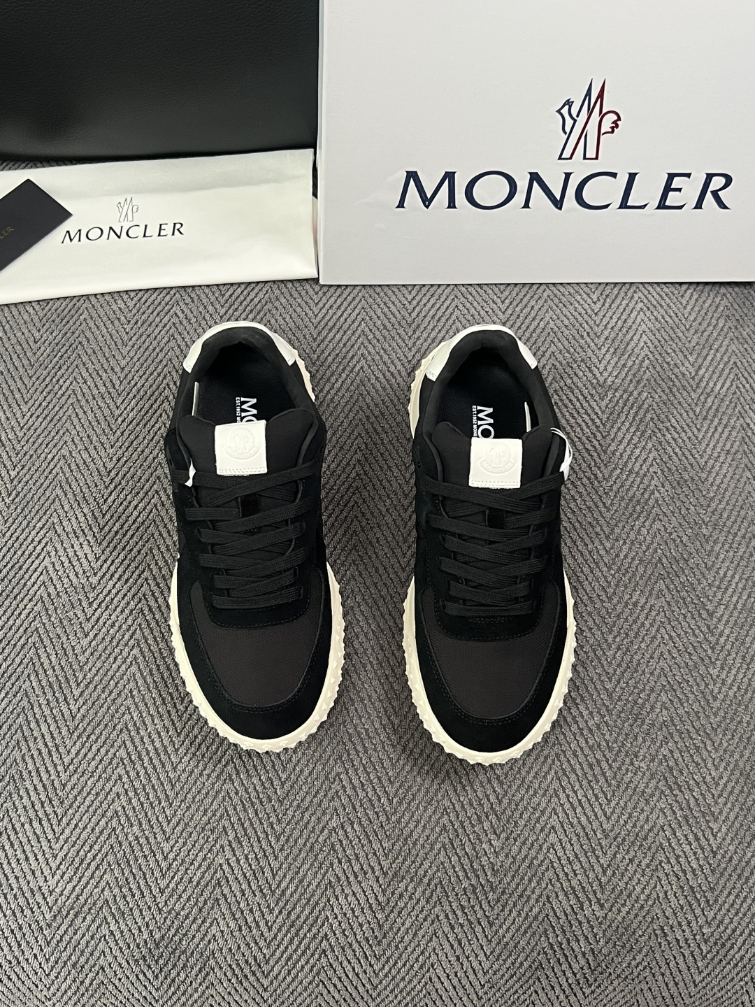 MONCLER  高品质  顶级工艺品   蒙口 新品专柜新款，原厂配置意大利进口牛皮搭配面料，高品质复杂拼接工艺，进口