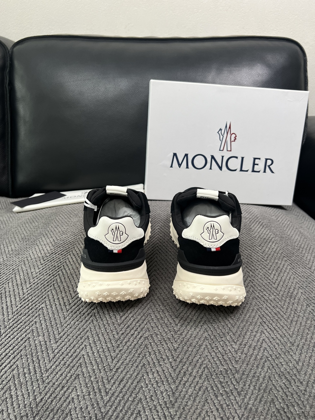 MONCLER  高品质  顶级工艺品   蒙口 新品专柜新款，原厂配置意大利进口牛皮搭配面料，高品质复杂拼接工艺，进口
