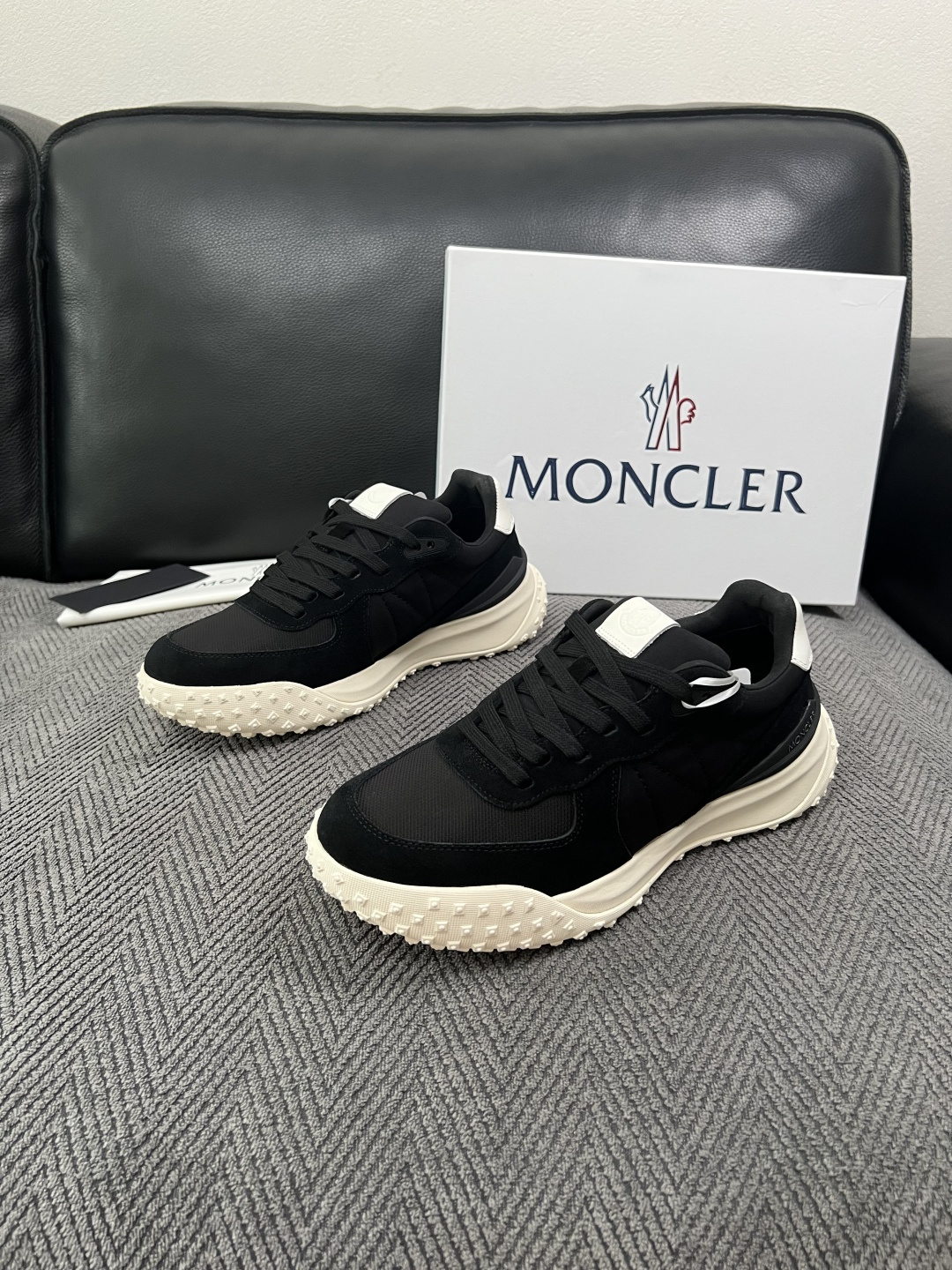 MONCLER  高品质  顶级工艺品   蒙口 新品专柜新款，原厂配置意大利进口牛皮搭配面料，高品质复杂拼接工艺，进口