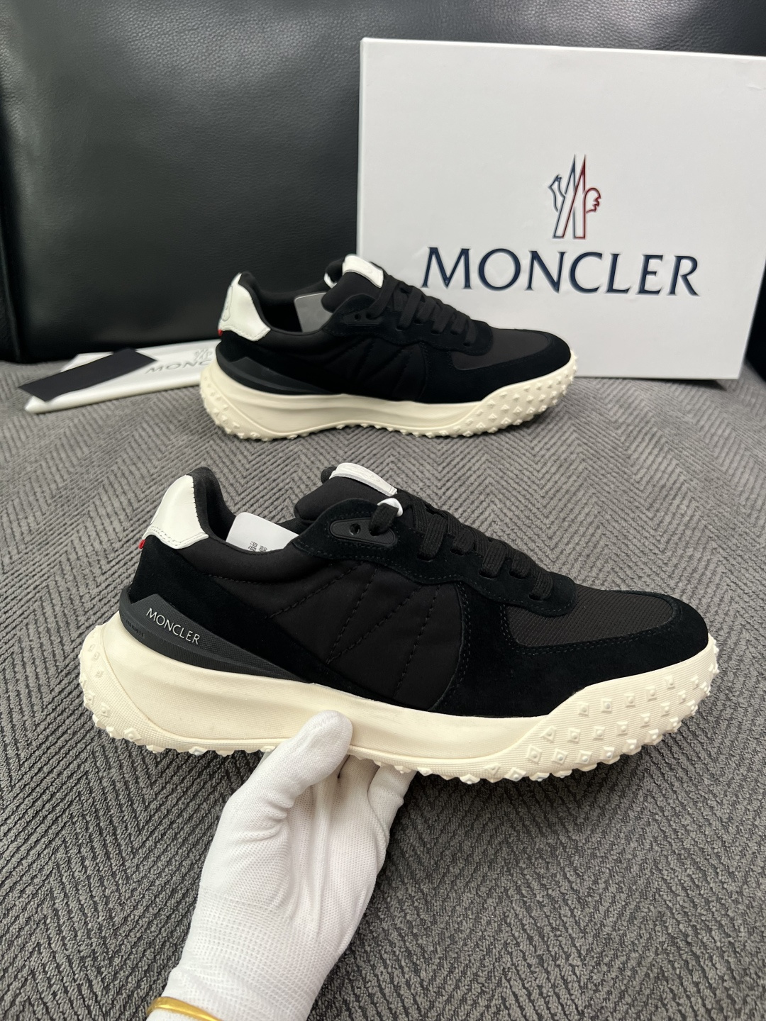 MONCLER  高品质  顶级工艺品   蒙口 新品专柜新款，原厂配置意大利进口牛皮搭配面料，高品质复杂拼接工艺，进口