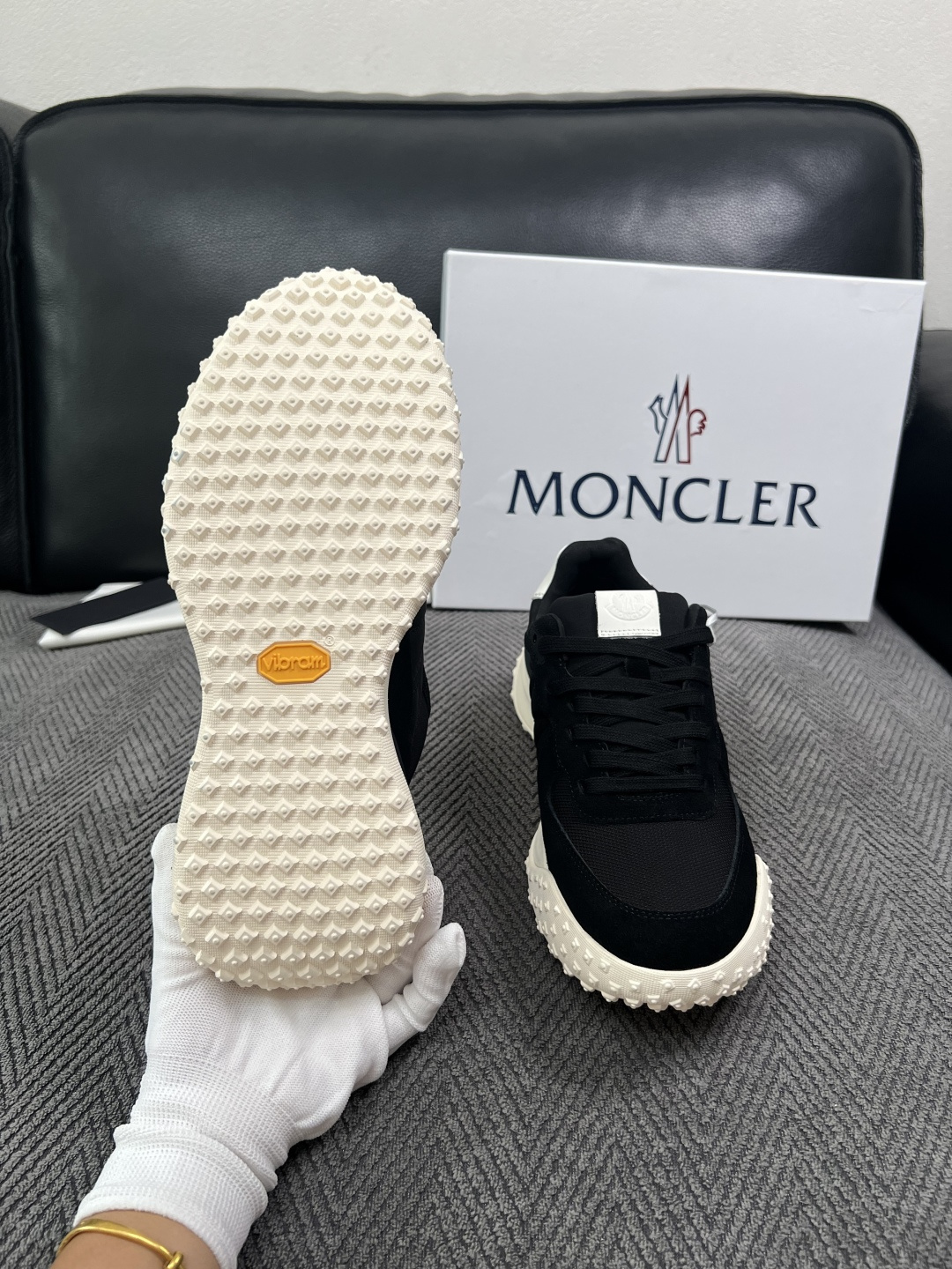 MONCLER  高品质  顶级工艺品   蒙口 新品专柜新款，原厂配置意大利进口牛皮搭配面料，高品质复杂拼接工艺，进口