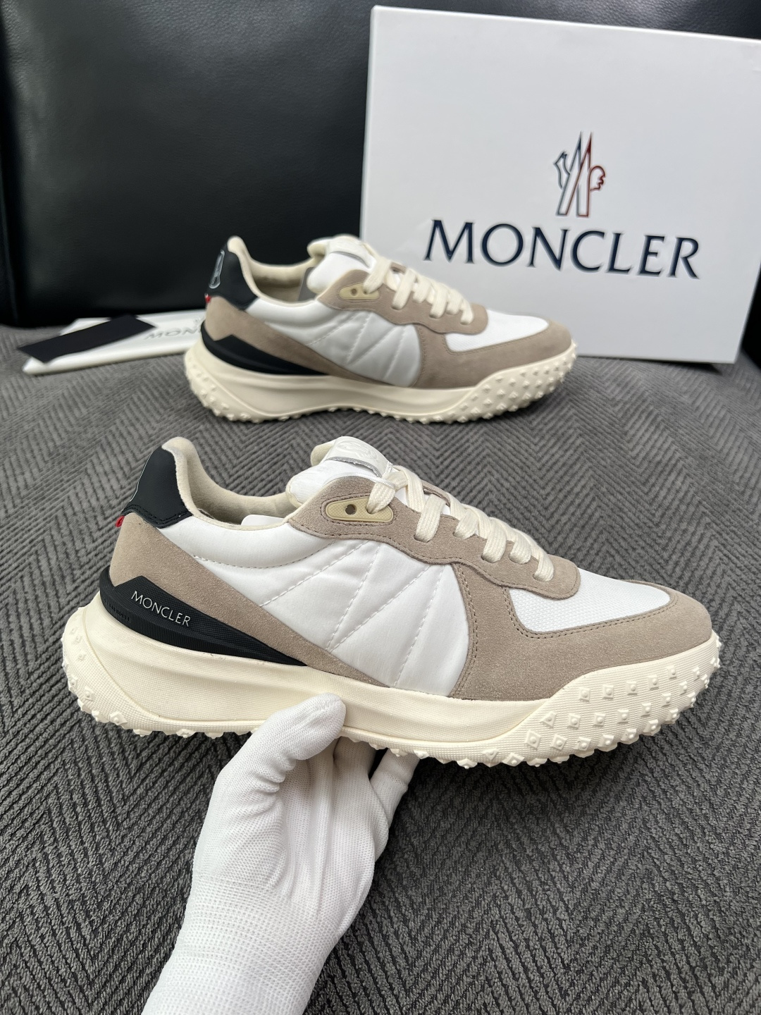 MONCLER  高品质  顶级工艺品   蒙口 新品专柜新款，原厂配置意大利进口牛皮搭配面料，高品质复杂拼接工艺，进口