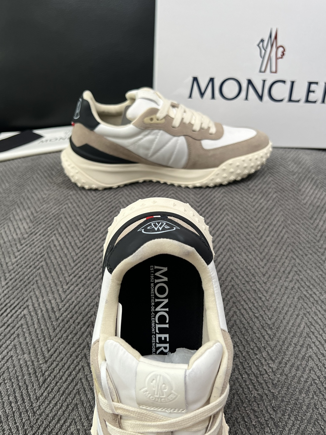 MONCLER  高品质  顶级工艺品   蒙口 新品专柜新款，原厂配置意大利进口牛皮搭配面料，高品质复杂拼接工艺，进口