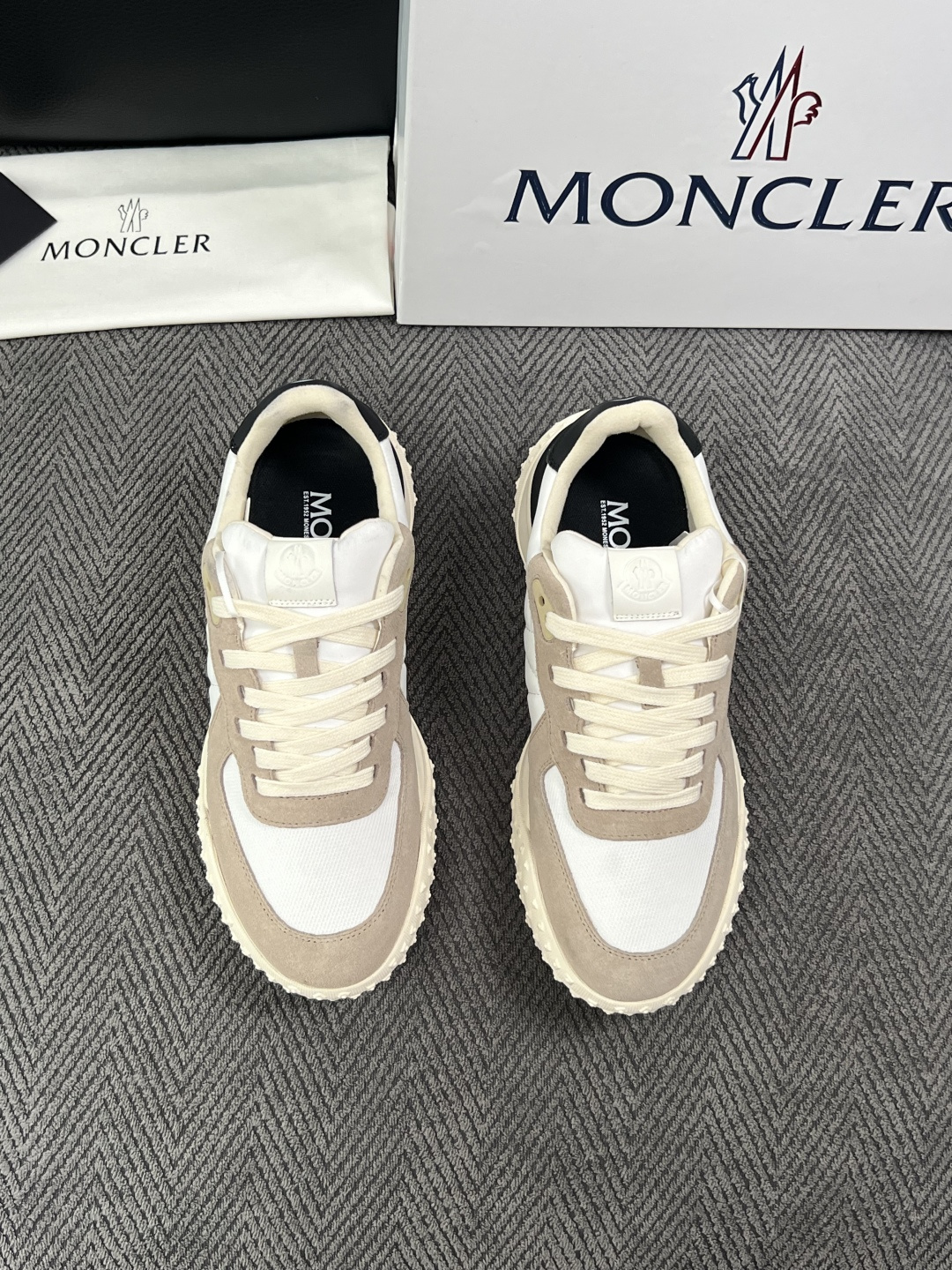 MONCLER  高品质  顶级工艺品   蒙口 新品专柜新款，原厂配置意大利进口牛皮搭配面料，高品质复杂拼接工艺，进口