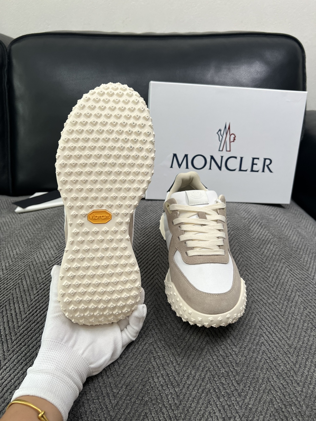 MONCLER  高品质  顶级工艺品   蒙口 新品专柜新款，原厂配置意大利进口牛皮搭配面料，高品质复杂拼接工艺，进口