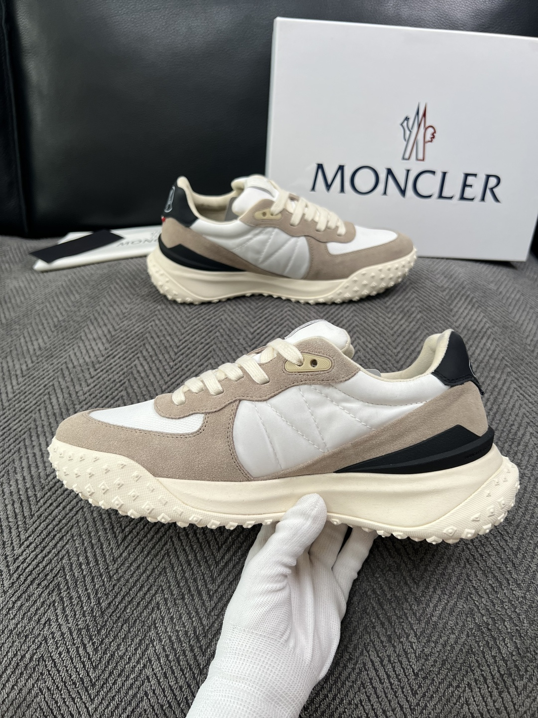 MONCLER  高品质  顶级工艺品   蒙口 新品专柜新款，原厂配置意大利进口牛皮搭配面料，高品质复杂拼接工艺，进口