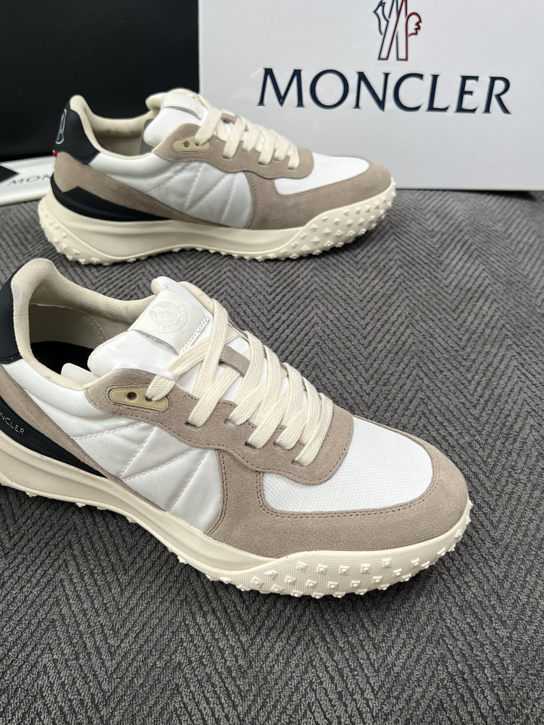 MONCLER  高品质  顶级工艺品   蒙口 新品专柜新款，原厂配置意大利进口牛皮搭配面料，高品质复杂拼接工艺，进口