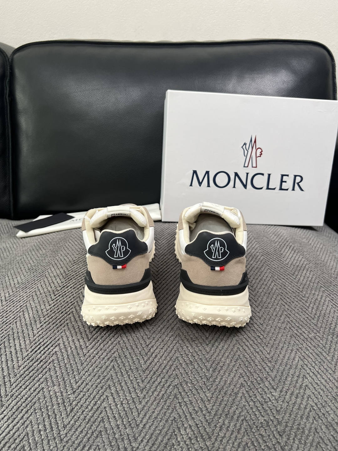MONCLER  高品质  顶级工艺品   蒙口 新品专柜新款，原厂配置意大利进口牛皮搭配面料，高品质复杂拼接工艺，进口