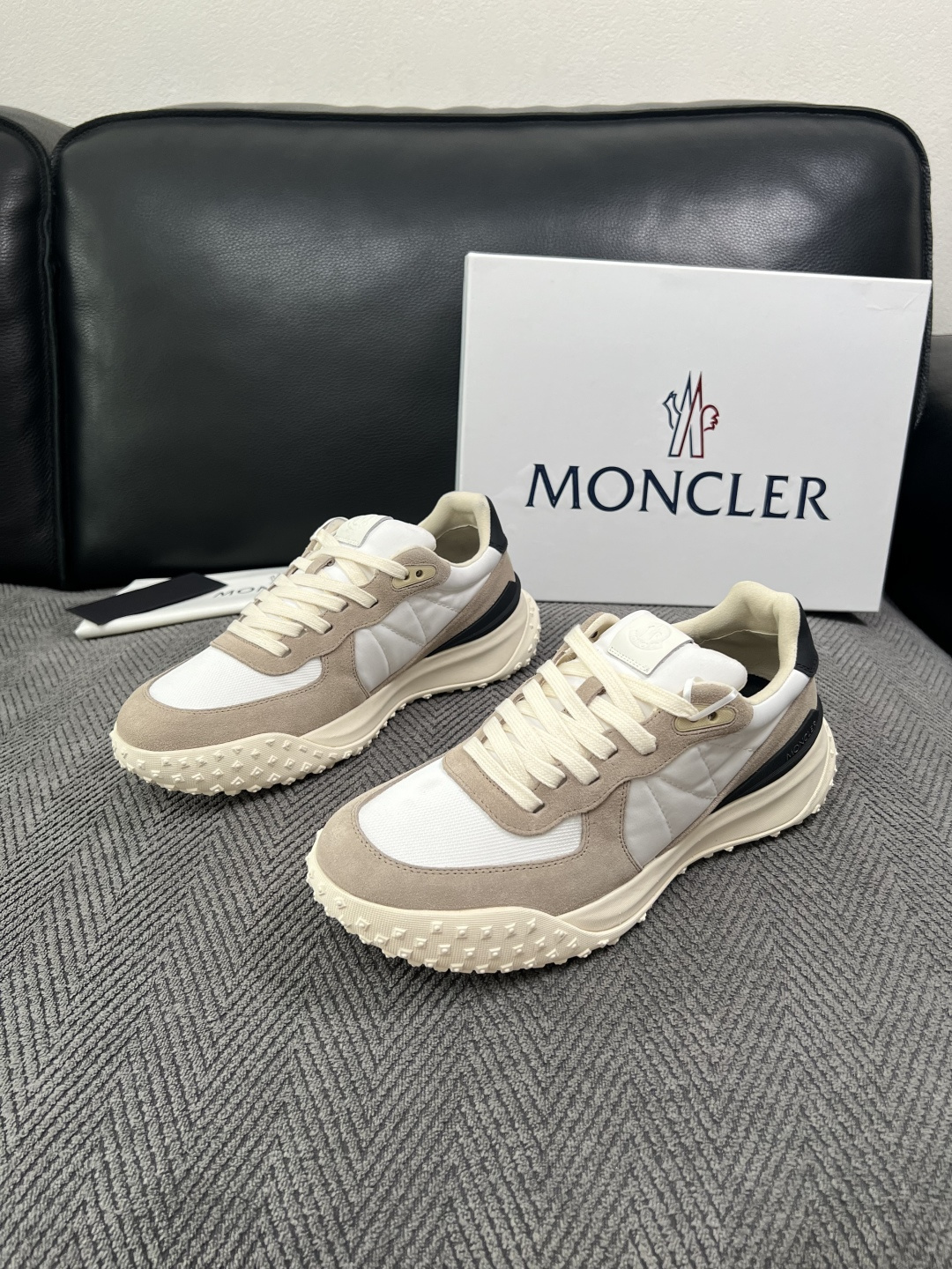MONCLER  高品质  顶级工艺品   蒙口 新品专柜新款，原厂配置意大利进口牛皮搭配面料，高品质复杂拼接工艺，进口