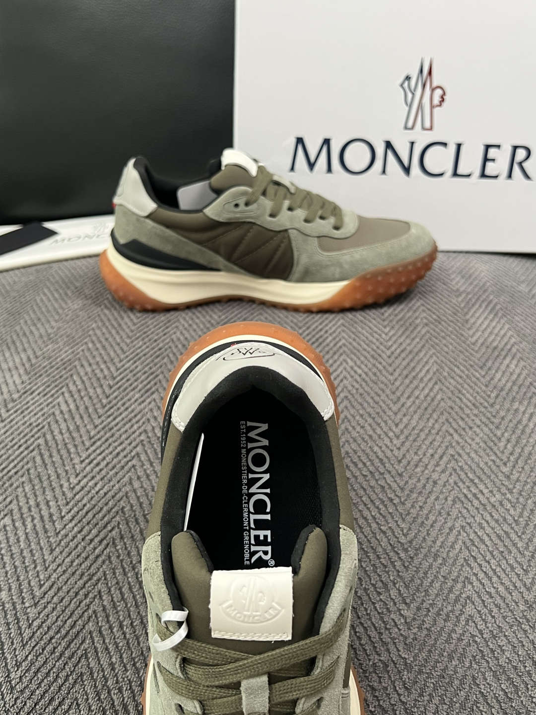 MONCLER  高品质  顶级工艺品   蒙口 新品专柜新款，原厂配置意大利进口牛皮搭配面料，高品质复杂拼接工艺，进口