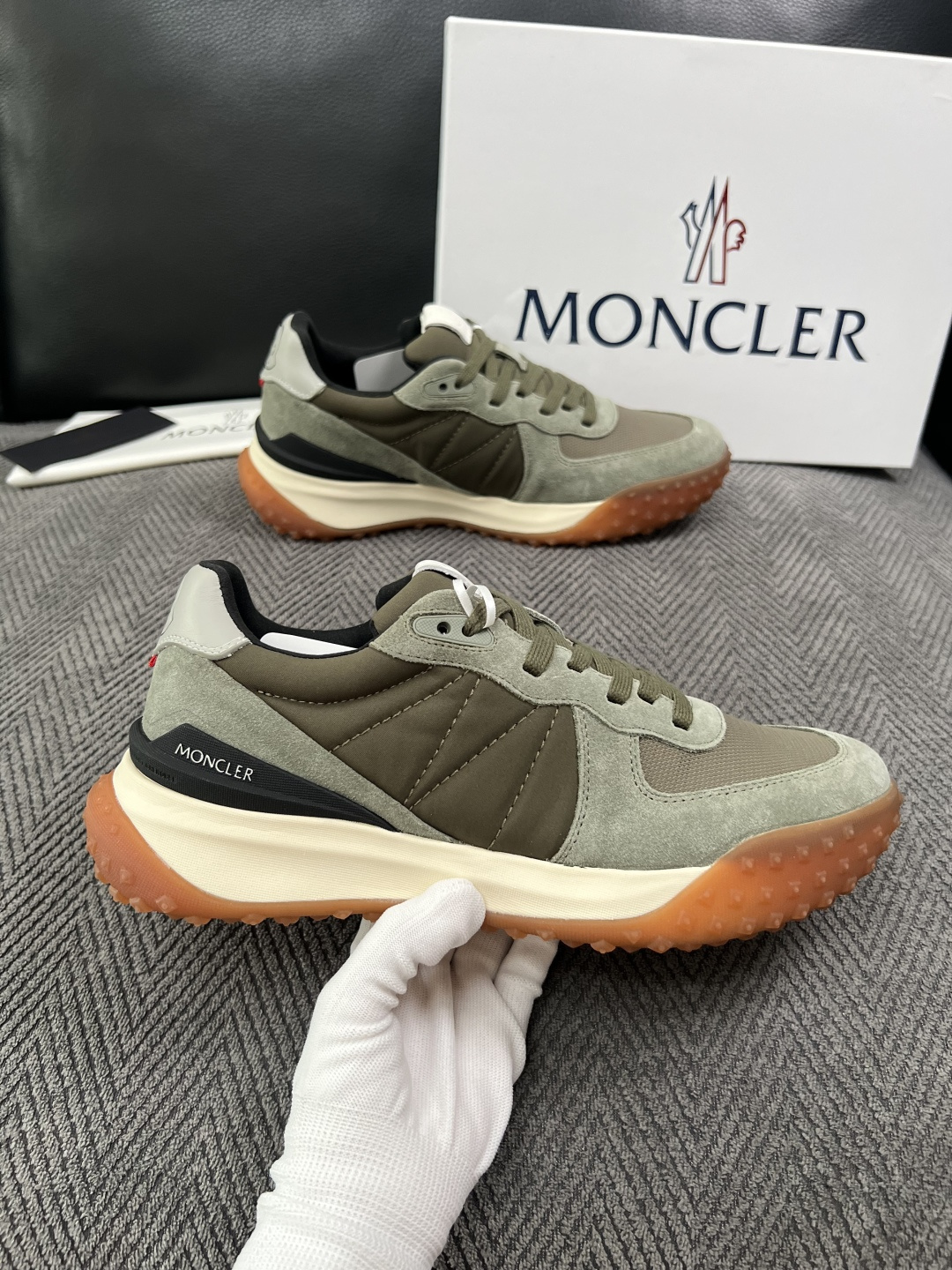MONCLER  高品质  顶级工艺品   蒙口 新品专柜新款，原厂配置意大利进口牛皮搭配面料，高品质复杂拼接工艺，进口
