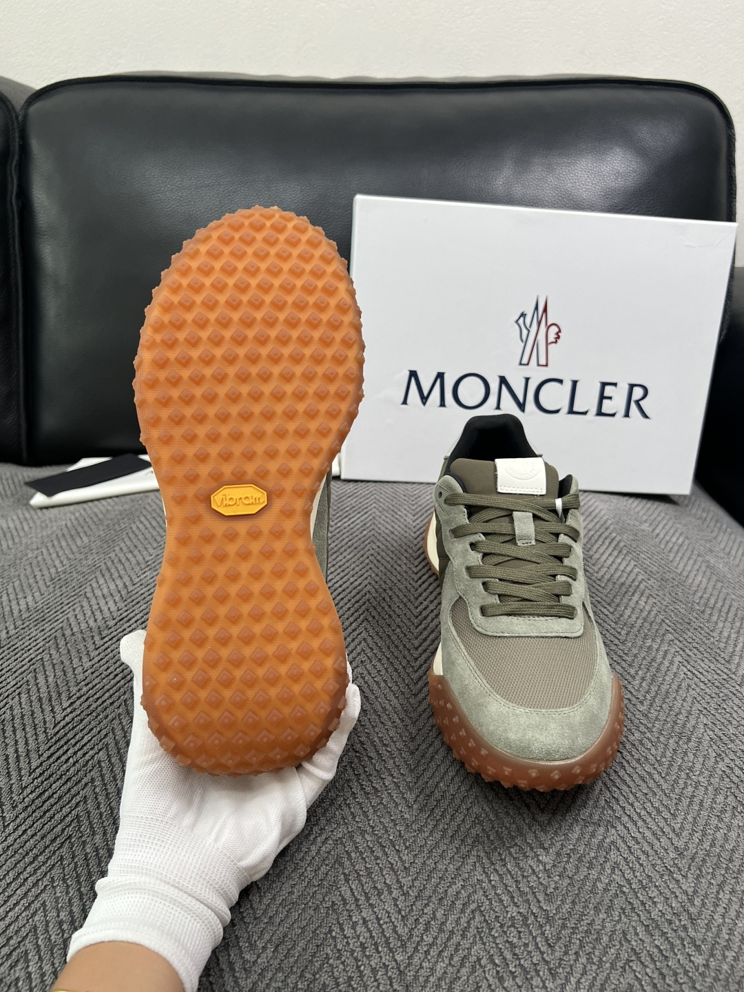MONCLER  高品质  顶级工艺品   蒙口 新品专柜新款，原厂配置意大利进口牛皮搭配面料，高品质复杂拼接工艺，进口