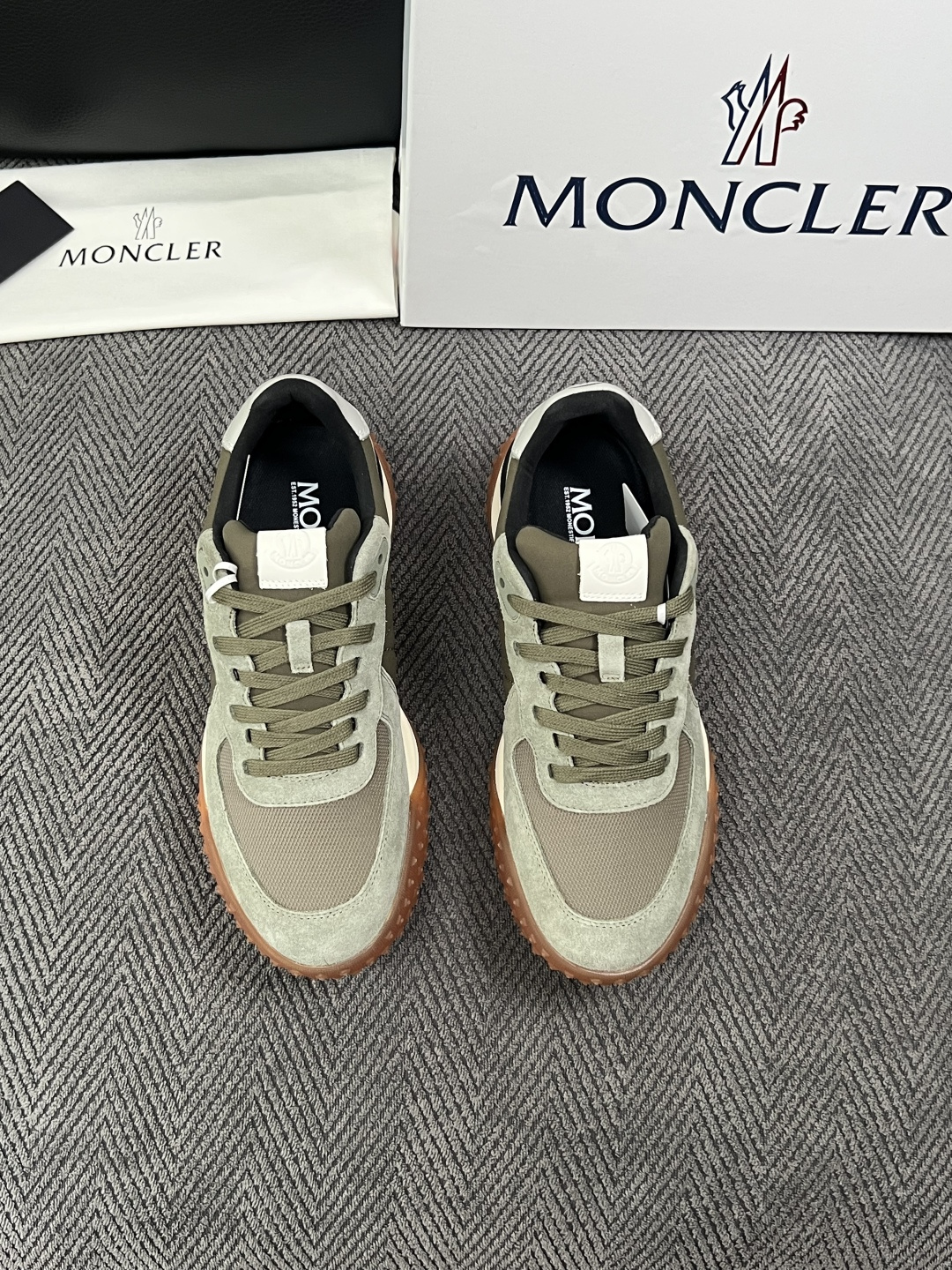 MONCLER  高品质  顶级工艺品   蒙口 新品专柜新款，原厂配置意大利进口牛皮搭配面料，高品质复杂拼接工艺，进口