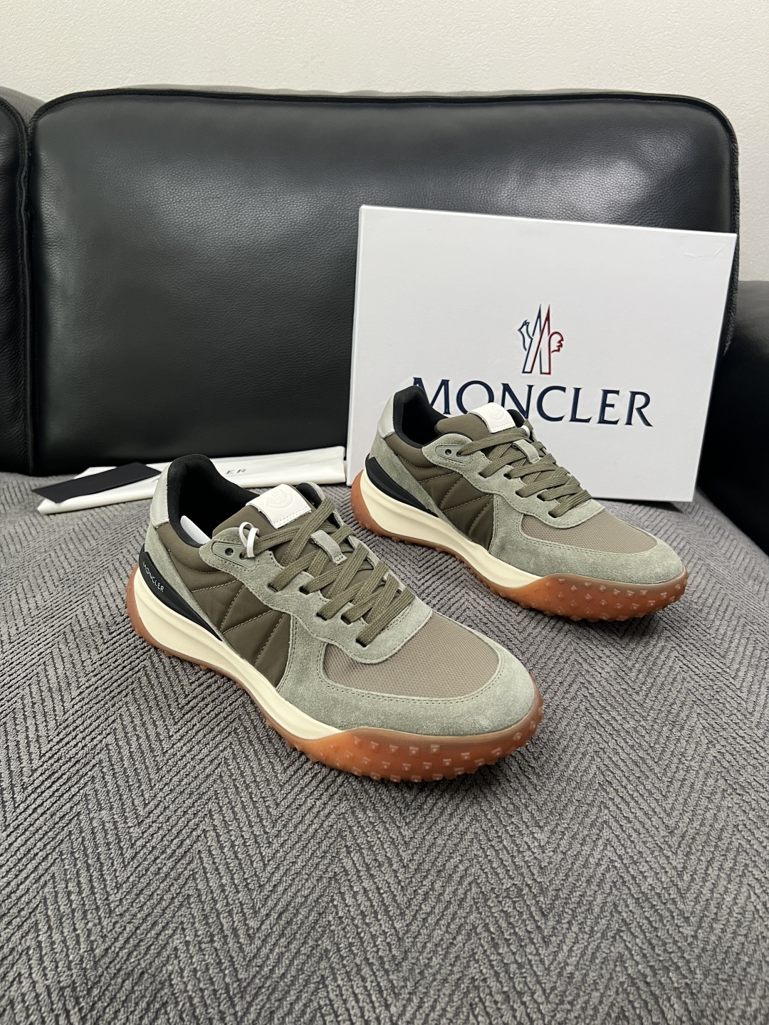 MONCLER 高品质 顶级工艺品 蒙口 新品专柜新款,原厂配置意大利进口牛皮搭配面料,高品质复杂拼接工艺,进口 MONCLER 高品质 顶级工艺品 蒙口 新品专柜新款,原厂配置意大利进口牛皮搭配面料,高品质复杂拼接工艺,进口