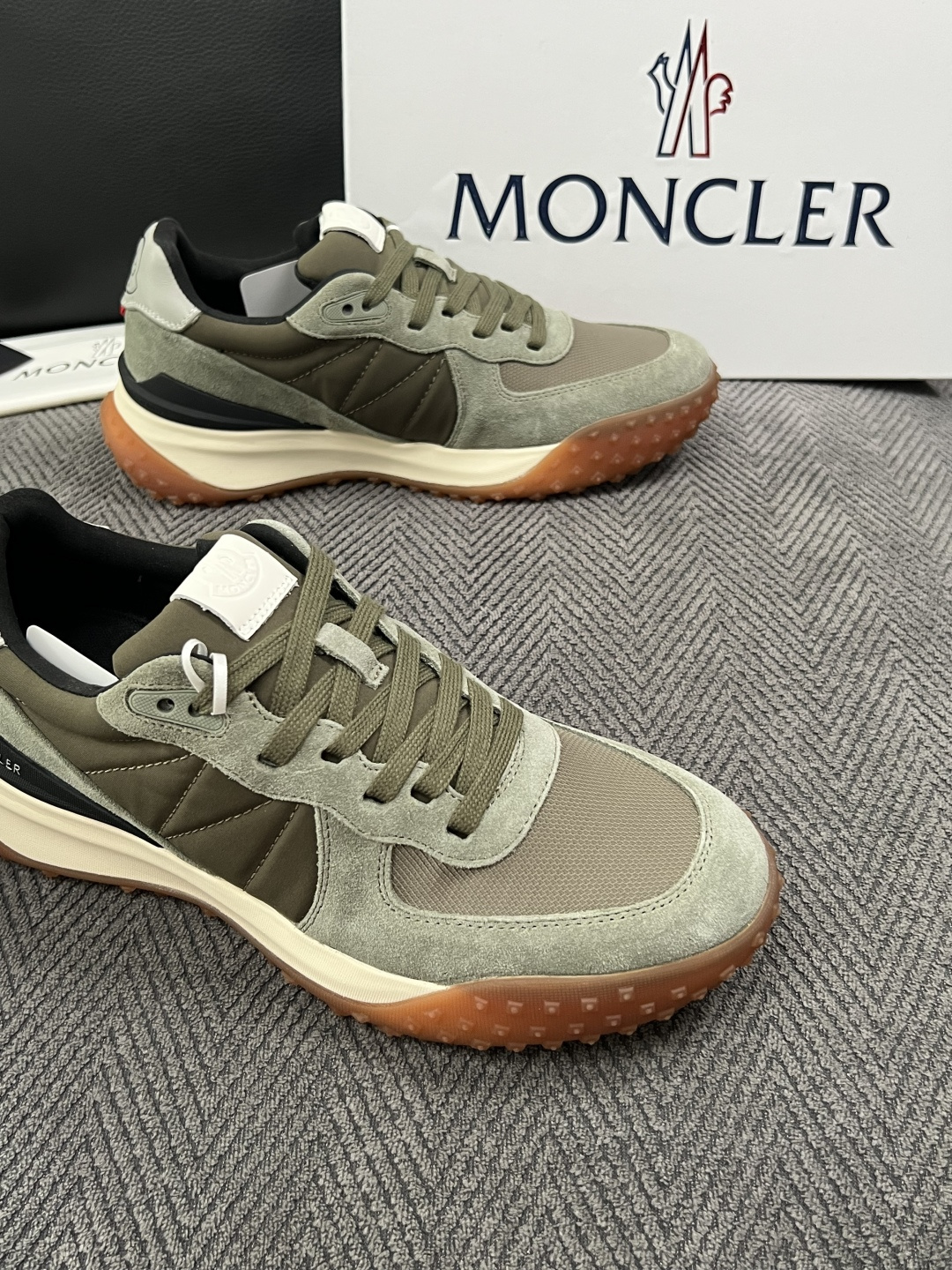 MONCLER  高品质  顶级工艺品   蒙口 新品专柜新款，原厂配置意大利进口牛皮搭配面料，高品质复杂拼接工艺，进口