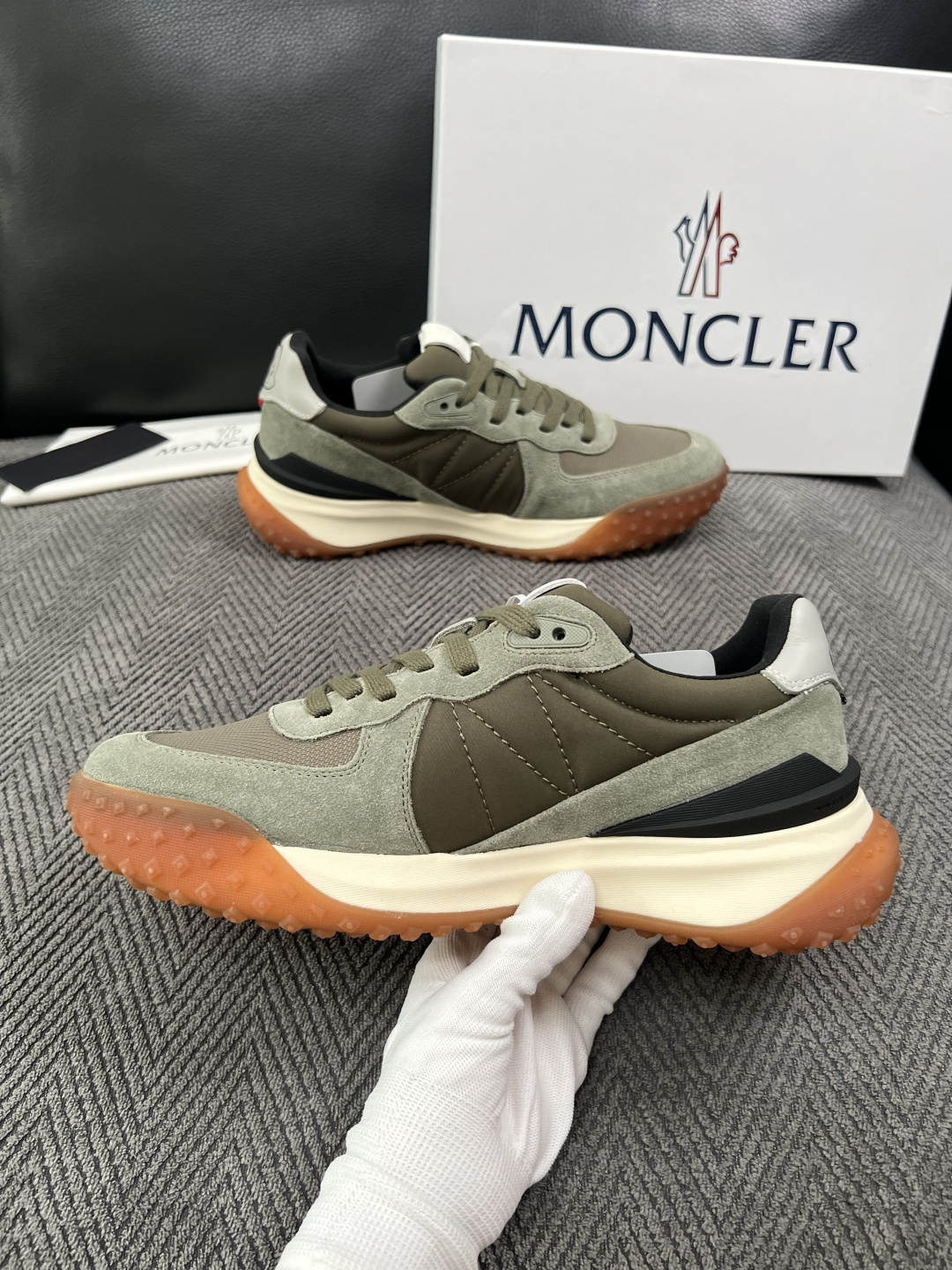 MONCLER  高品质  顶级工艺品   蒙口 新品专柜新款，原厂配置意大利进口牛皮搭配面料，高品质复杂拼接工艺，进口