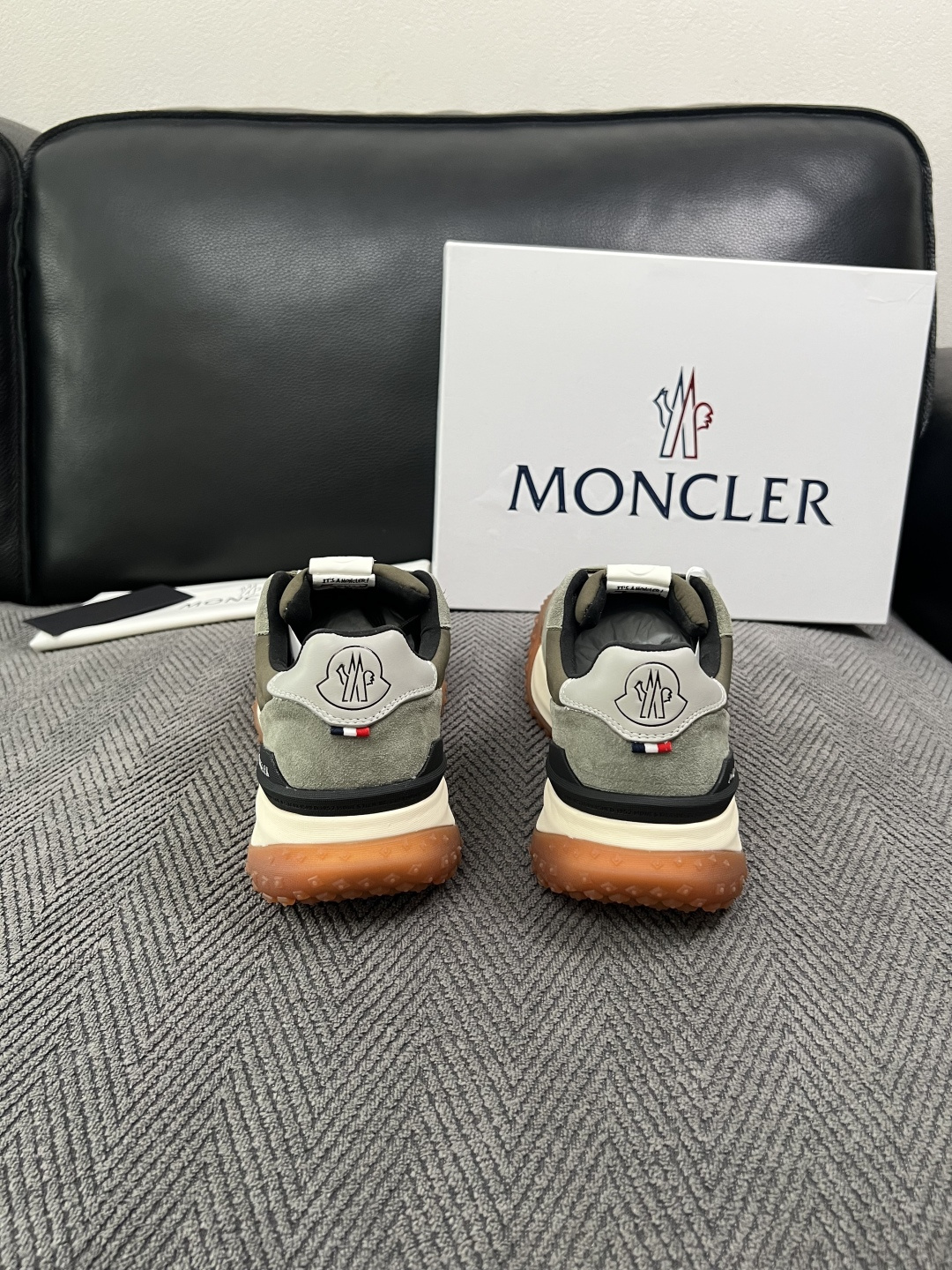 MONCLER  高品质  顶级工艺品   蒙口 新品专柜新款，原厂配置意大利进口牛皮搭配面料，高品质复杂拼接工艺，进口