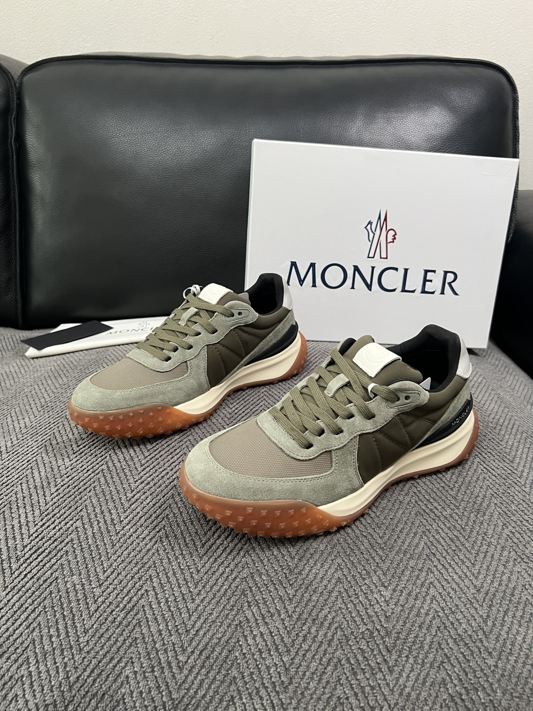 MONCLER  高品质  顶级工艺品   蒙口 新品专柜新款，原厂配置意大利进口牛皮搭配面料，高品质复杂拼接工艺，进口