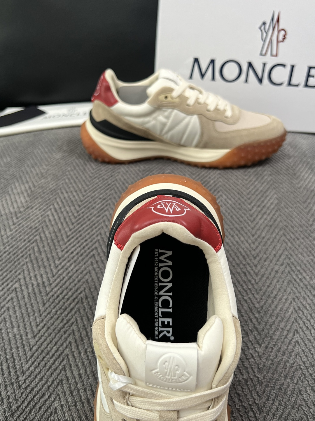MONCLER  高品质  顶级工艺品   蒙口 新品专柜新款，原厂配置意大利进口牛皮搭配面料，高品质复杂拼接工艺，进口