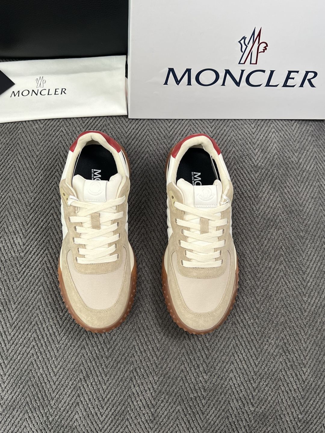 MONCLER  高品质  顶级工艺品   蒙口 新品专柜新款，原厂配置意大利进口牛皮搭配面料，高品质复杂拼接工艺，进口