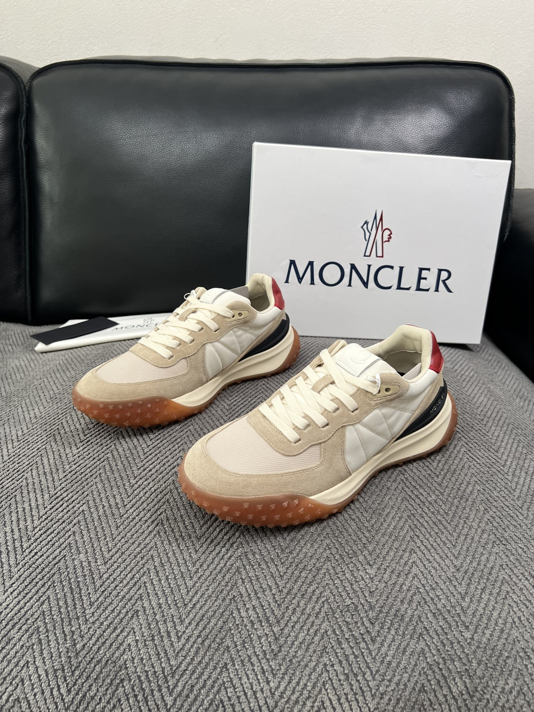 MONCLER  高品质  顶级工艺品   蒙口 新品专柜新款，原厂配置意大利进口牛皮搭配面料，高品质复杂拼接工艺，进口