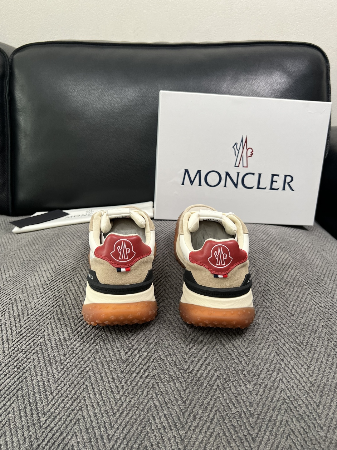 MONCLER  高品质  顶级工艺品   蒙口 新品专柜新款，原厂配置意大利进口牛皮搭配面料，高品质复杂拼接工艺，进口