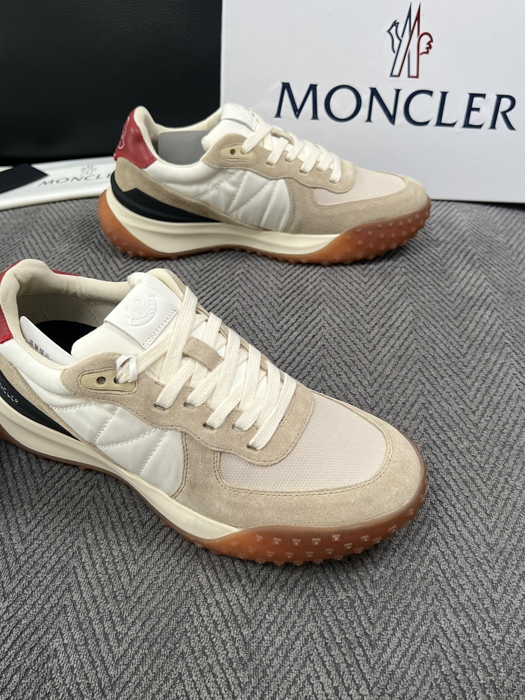 MONCLER  高品质  顶级工艺品   蒙口 新品专柜新款，原厂配置意大利进口牛皮搭配面料，高品质复杂拼接工艺，进口