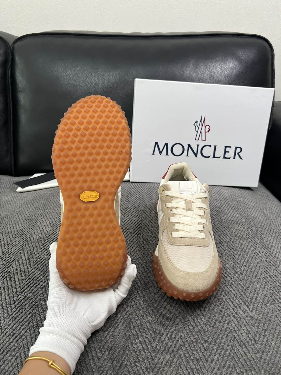 MONCLER  高品质  顶级工艺品   蒙口 新品专柜新款，原厂配置意大利进口牛皮搭配面料，高品质复杂拼接工艺，进口