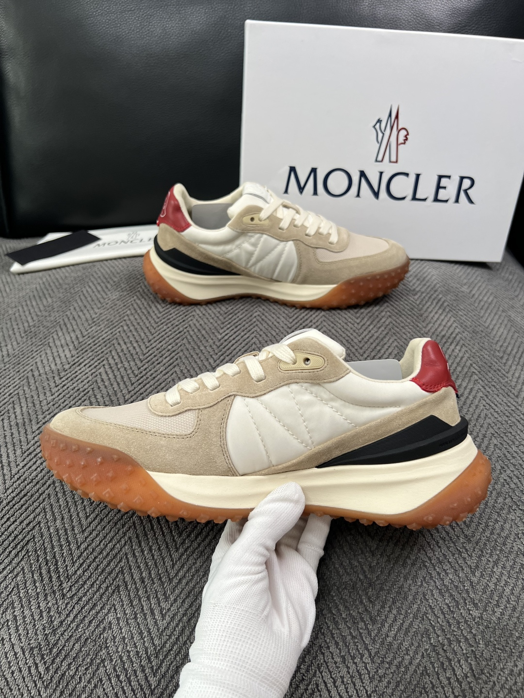 MONCLER  高品质  顶级工艺品   蒙口 新品专柜新款，原厂配置意大利进口牛皮搭配面料，高品质复杂拼接工艺，进口