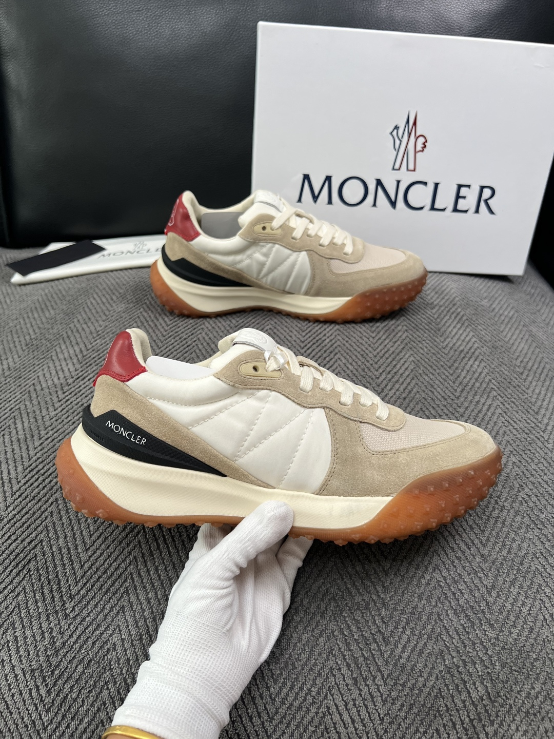 MONCLER  高品质  顶级工艺品   蒙口 新品专柜新款，原厂配置意大利进口牛皮搭配面料，高品质复杂拼接工艺，进口