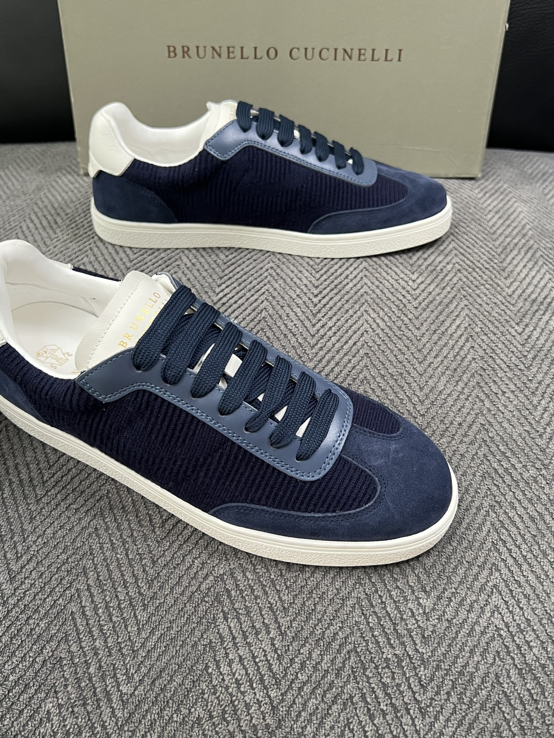 Brunello Cucinelli  高品质 顶级工艺品  BC  专柜同步原厂配置，意大利进口牛皮面料牛内里垫，高品