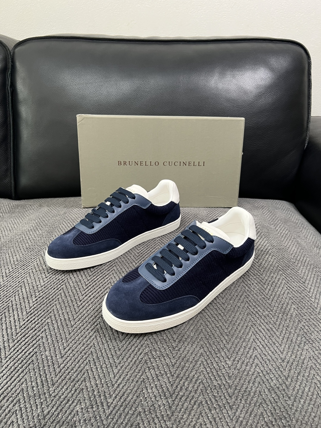 Brunello Cucinelli  高品质 顶级工艺品  BC  专柜同步原厂配置，意大利进口牛皮面料牛内里垫，高品