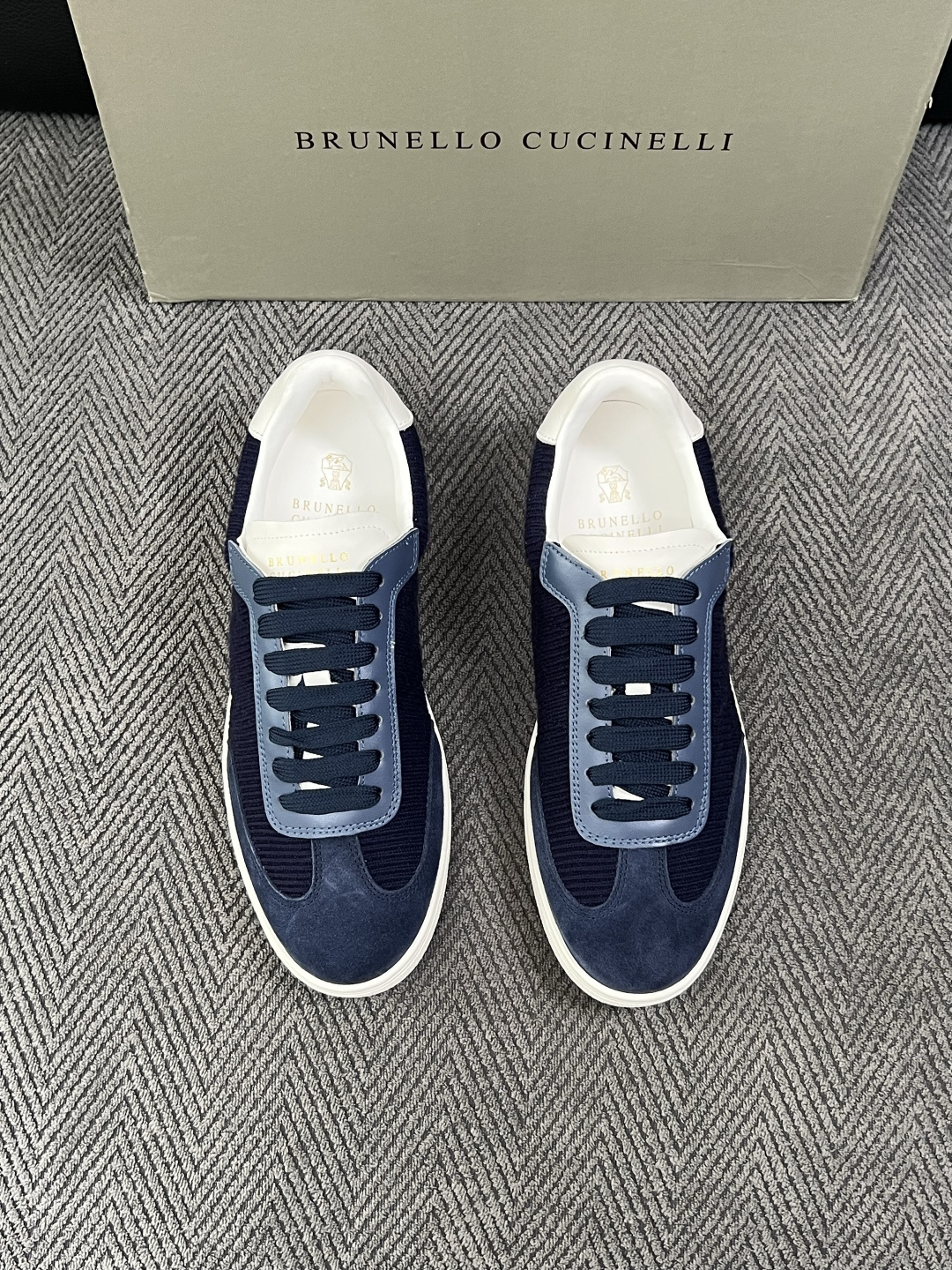 Brunello Cucinelli  高品质 顶级工艺品  BC  专柜同步原厂配置，意大利进口牛皮面料牛内里垫，高品