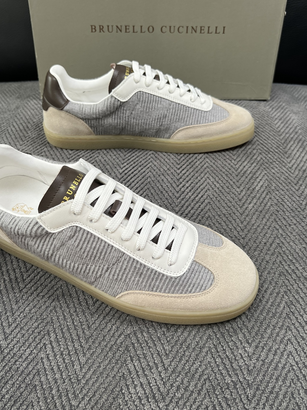 Brunello Cucinelli  高品质 顶级工艺品  BC  专柜同步原厂配置，意大利进口牛皮面料牛内里垫，高品