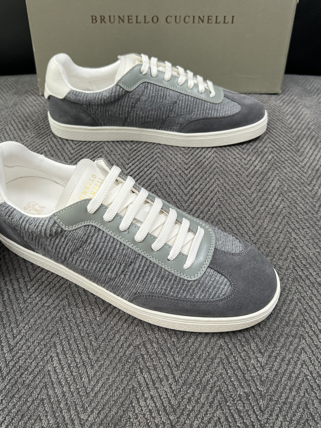 Brunello Cucinelli  高品质 顶级工艺品  BC  专柜同步原厂配置，意大利进口牛皮面料牛内里垫，高品