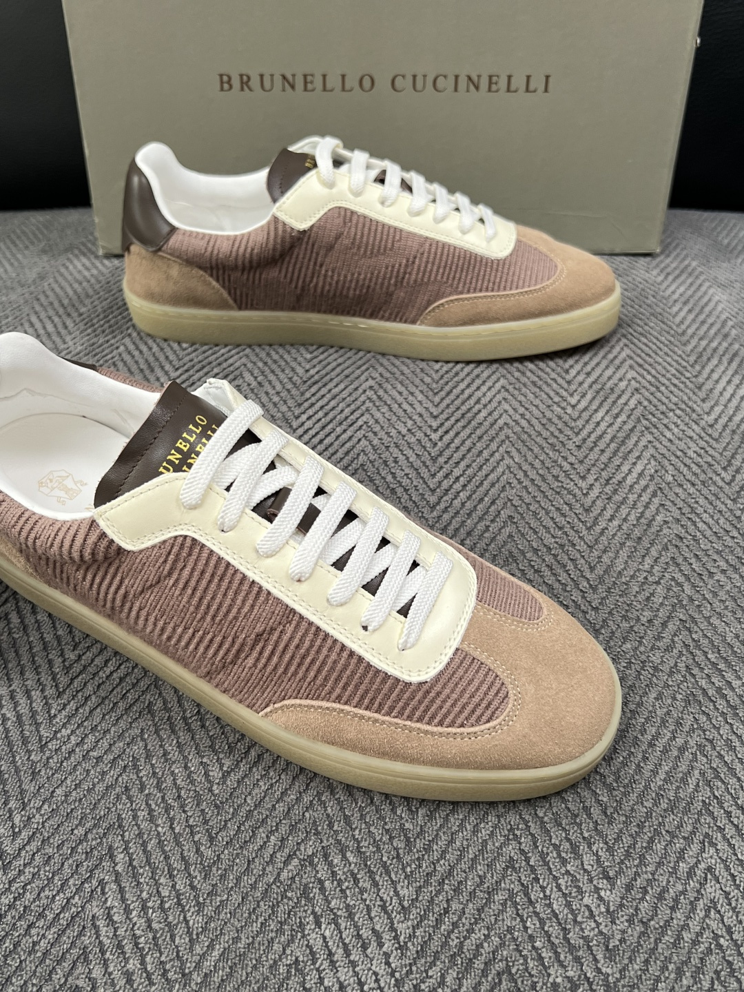 Brunello Cucinelli  高品质 顶级工艺品  BC  专柜同步原厂配置，意大利进口牛皮面料牛内里垫，高品