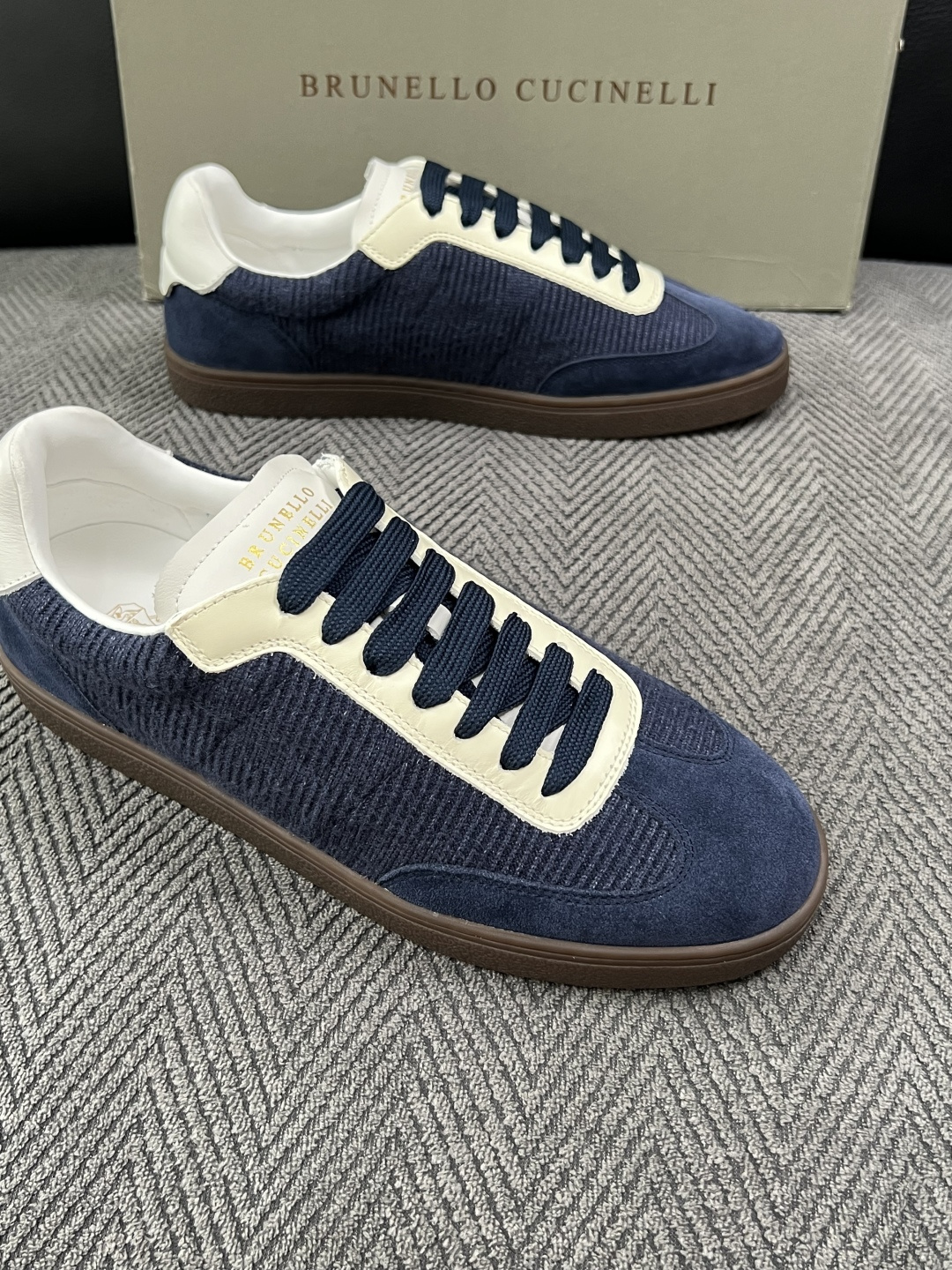 Brunello Cucinelli  高品质 顶级工艺品  BC  专柜同步原厂配置，意大利进口牛皮面料牛内里垫，高品