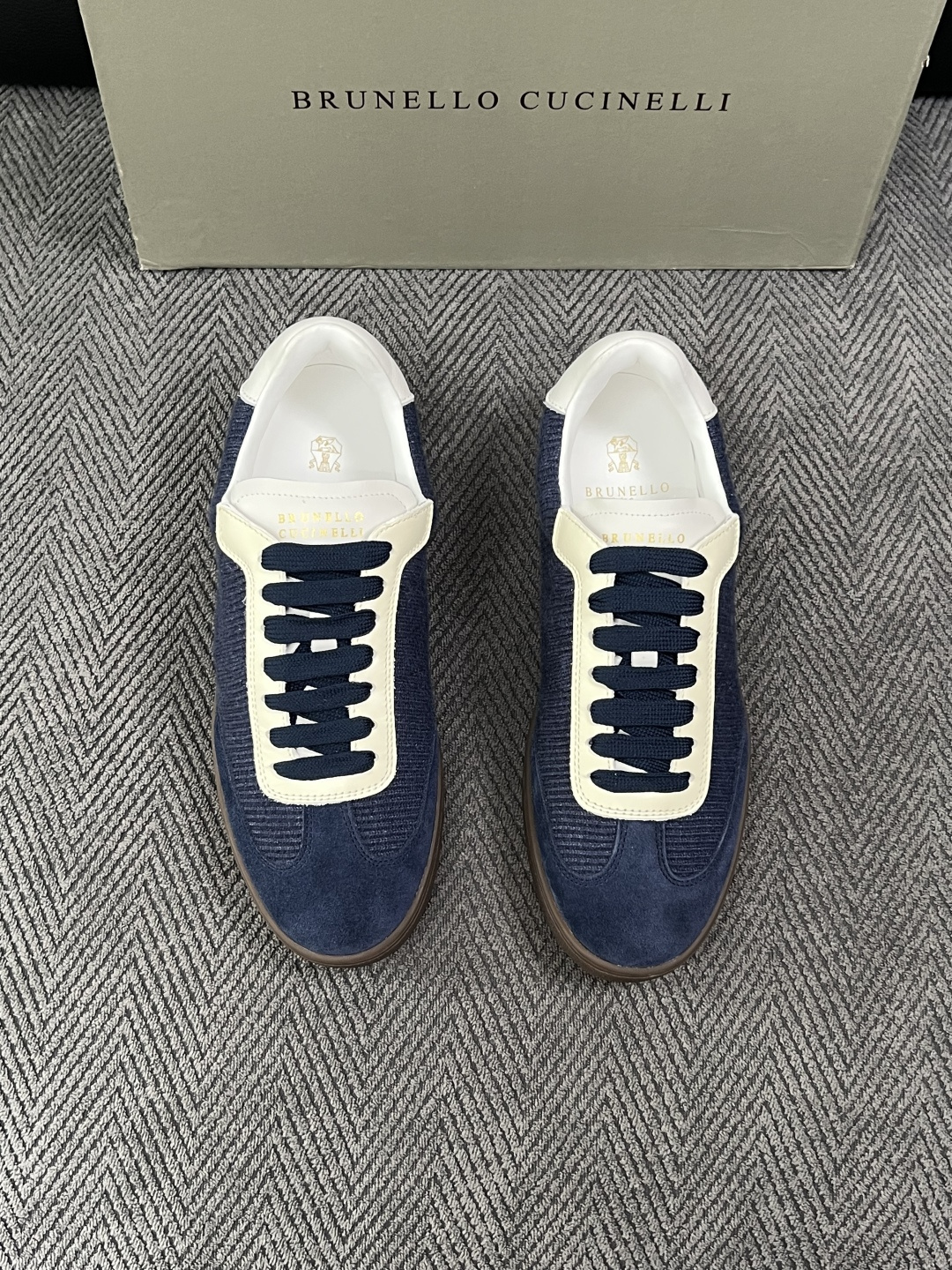 Brunello Cucinelli  高品质 顶级工艺品  BC  专柜同步原厂配置，意大利进口牛皮面料牛内里垫，高品