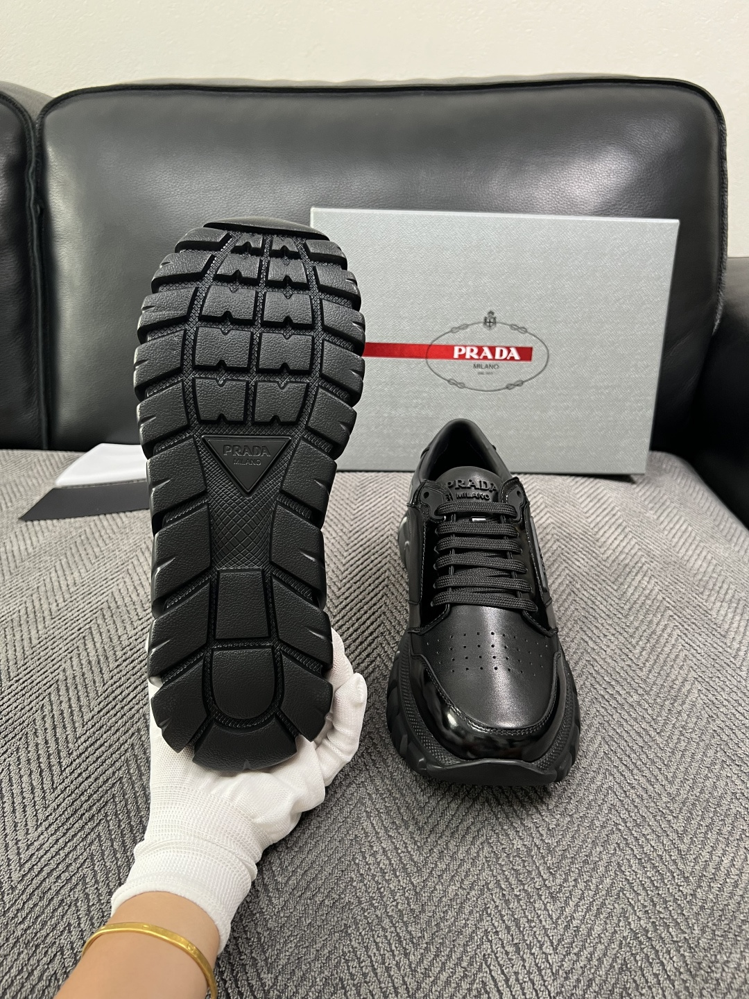 Prada  高品质  顶级工艺品，普拉达 专柜同步，原厂配置意大利进口牛皮面料，进口牛皮内里垫，透气舒适，鞋底：原厂特