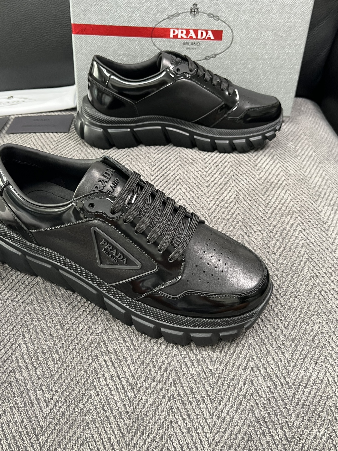 Prada  高品质  顶级工艺品，普拉达 专柜同步，原厂配置意大利进口牛皮面料，进口牛皮内里垫，透气舒适，鞋底：原厂特