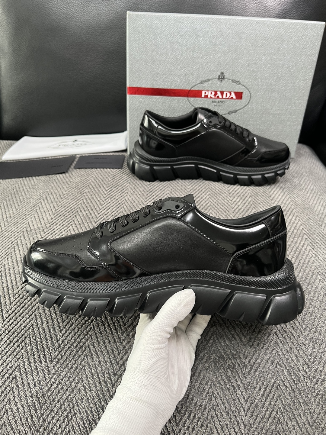 Prada  高品质  顶级工艺品，普拉达 专柜同步，原厂配置意大利进口牛皮面料，进口牛皮内里垫，透气舒适，鞋底：原厂特