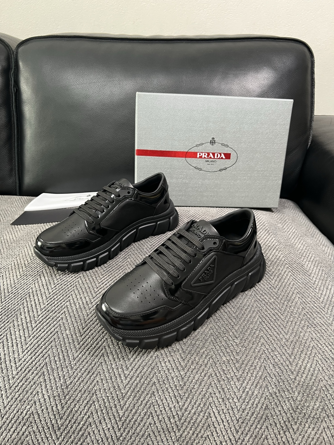 Prada  高品质  顶级工艺品，普拉达 专柜同步，原厂配置意大利进口牛皮面料，进口牛皮内里垫，透气舒适，鞋底：原厂特