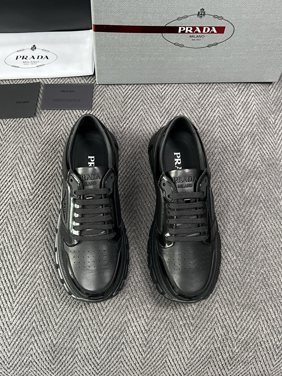 Prada  高品质  顶级工艺品，普拉达 专柜同步，原厂配置意大利进口牛皮面料，进口牛皮内里垫，透气舒适，鞋底：原厂特