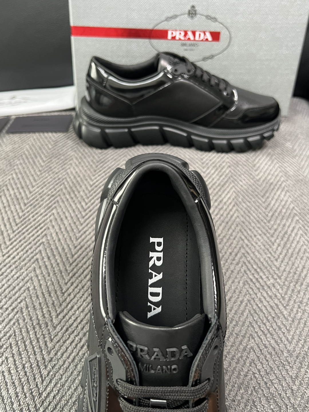 Prada  高品质  顶级工艺品，普拉达 专柜同步，原厂配置意大利进口牛皮面料，进口牛皮内里垫，透气舒适，鞋底：原厂特