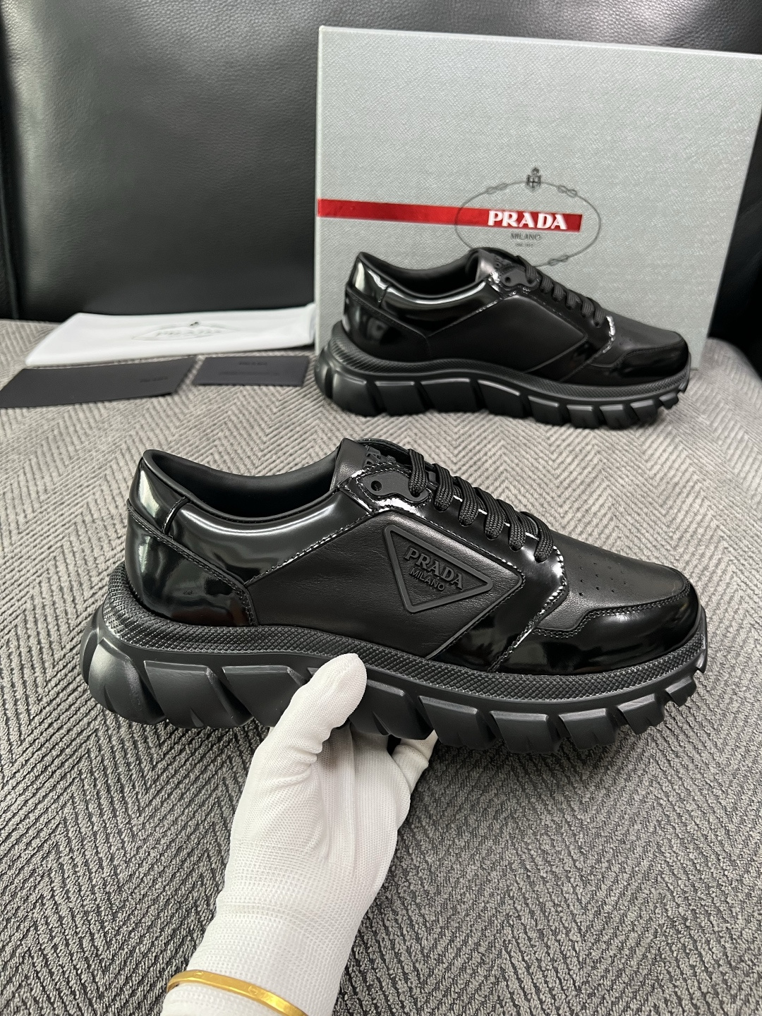 Prada  高品质  顶级工艺品，普拉达 专柜同步，原厂配置意大利进口牛皮面料，进口牛皮内里垫，透气舒适，鞋底：原厂特